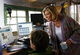 Julius (Lukas Nathrath) pr&auml;sentiert seiner Oma Kathi (Jutta Speidel) den Beweis, dass sie skrupellosen Spekulanten zum Opfer gefallen ist.