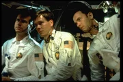 Die Besatzung von Apollo 13: v.l.n.r. Fred Haise (Bill Paxton), Jack Swigert (Kevin Bacon) und Jim Lovell (Tom Hanks). Unter nervenaufreibenden Bedingungen m&uuml;ssen sie im All zu Recht kommen. Bereits kurz nach ihrem Start hatten sie eine Panne, die zum Versagen zahlreicher Instrument gef&uuml;hrt hat.