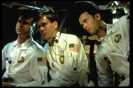 Die Besatzung von Apollo 13: v.l.n.r. Fred Haise (Bill Paxton), Jack Swigert (Kevin Bacon) und Jim Lovell (Tom Hanks). Unter nervenaufreibenden Bedingungen m&uuml;ssen sie im All zu Recht kommen. Bereits kurz nach ihrem Start hatten sie eine Panne, die zum Versagen zahlreicher Instrument gef&uuml;hrt hat.