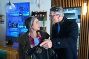 Daniela (Berrit Arnold) gibt widerwillig nach, als Henning (Stefan Bockelmann) darauf besteht, dass sie ihre Schmerzen abklären lässt. Daniela (Berrit Arnold) gibt widerwillig nach, als Henning (Stefan Bockelmann) darauf besteht, dass sie ihre Schmerzen abklären lässt.