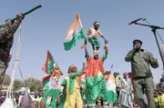 In Nigers Hauptstadt Niamey feiern Musiker die neue Konf&ouml;deration &bdquo;Allianz der Sahel-Staaten&ldquo; (AES).