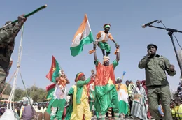 In Nigers Hauptstadt Niamey feiern Musiker die neue Konf&ouml;deration &bdquo;Allianz der Sahel-Staaten&ldquo; (AES).