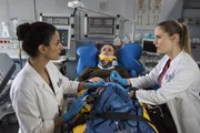 Eva Ludwig (Sarina Radomski, M.) wird ins JTK eingeliefert. Julia (Mirka Pigulla, r.) versorgt Niklas' Exfreundin professionell und sehr umsichtig. Dr. Leyla Sherbaz (Sanam Afrashteh, l.) steht ihr zur Seite.