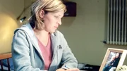 Teresa Fränze (Nicole Ernst) wird in Reutlitz eingeliefert und sofort mit den harten Knastgesetzen konfrontiert. Nachdenklich schreibt sie ihren Kindern, die sie schmerzlich vermisst... Teresa Fränze (Nicole Ernst) wird in Reutlitz eingeliefert und sofort mit den harten Knastgesetzen konfrontiert. Nachdenklich schreibt sie ihren Kindern, die sie schmerzlich vermisst...