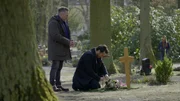 Carlos (Patrick Fernandez, r.) nimmt am Grab schweren Herzens Abschied von Zoe &ndash; Freund Michael "Michi" (Lars Pape) steht ihm in diesem schweren Moment zur Seite.