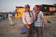 Luis Guitieres, bekannt als Titi (l) und David Rubio kennen sich seit Jahren. Jedes Jahr pilgern sie in der gleichen Bruderschaft die 85 km von Jerez de la Frontera zum Wallfahrtsort El Roc&iacute;o, um der Statue der Jungfrau Maria zu huldigen.