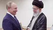Zu Lebzeiten des Obersten Religionsführers Ali Chamenei entsteht eine enge Zusammenarbeit zwischen Russland und dem Iran: militärisch und im Kampf gegen westliche Sanktionen. Zu Lebzeiten des Obersten Religionsführers Ali Chamenei entsteht eine enge Zusammenarbeit zwischen Russland und dem Iran: militärisch und im Kampf gegen westliche Sanktionen.