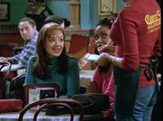 Carrie (Leah Remini, li.) macht sich jetzt selbst ein Bild von Bedienung Jill.