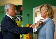 Der fl&uuml;chtige Clemens (Hansa Czypionka) macht Kathi (Jutta Speidel) fit f&uuml;r ihren Geheimauftrag, bei dem sie wichtige Unterlagen aus seinem B&uuml;ro entwenden soll.