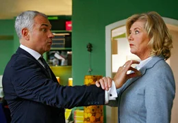 Der fl&uuml;chtige Clemens (Hansa Czypionka) macht Kathi (Jutta Speidel) fit f&uuml;r ihren Geheimauftrag, bei dem sie wichtige Unterlagen aus seinem B&uuml;ro entwenden soll.