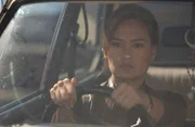 Agent Lisa Delgado (Tia Carrere) versucht nach St. Louis zu kommen, um ihre Mutter und Schwester zu retten. Agent Lisa Delgado (Tia Carrere) versucht nach St. Louis zu kommen, um ihre Mutter und Schwester zu retten.