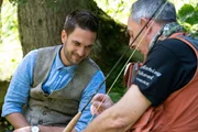 Richard Deutinger (l.) l&auml;sst sich das Fliegenfischen von Thomas Lorenz (r.) erkl&auml;ren.