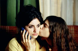 Paula (Yohana Cobo) und ihre Mutter Raimunda (Pen&eacute;lope Cruz) machen schwere Zeiten durch.; Zur ARTE-Sendung Volver &ndash; Zur&uuml;ckkehren 16: Paula (Yohana Cobo) und ihre Mutter Raimunda (Pen&eacute;lope Cruz) machen schwere Zeiten durch. &copy; Paola Ardizzonni/Emilio Pereda/Path&eacute; Foto: ARTE France Honorarfreie Verwendung nur im Zusammenhang mit genannter Sendung und bei folgender Nennung "Bild: Sendeanstalt/Copyright". Andere Verwendungen nur nach vorheriger Absprache: ARTE-Bildredaktion, Silke W&ouml;lk Tel.: +33 3 881 422 25, E-Mail: bildredaktion@arte.tv
