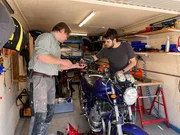 Lukas hat Maschinenbau studiert, findet aber keine Anstellung. Lukas hat Maschinenbau studiert, findet aber keine Anstellung.