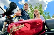 Arvid und Laura - zum Gl&uuml;ck f&auml;hrt sie auch eine Simson
