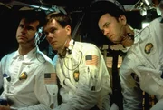 205.000 Meilen von der Erde entfernt k&auml;mpfen die Astronauten Fred Haise (Bill Paxton, l.), Jack Swigert (Kevin Bacon, M.) und Jim Lovell (Tom Hanks, r.) in einer funktionsunt&uuml;chtigen Raumkapsel verzweifelt um ihr Leben. Unterdessen nimmt die Bodenkontrollstation das Rennen gegen die Zeit auf, um die Astronauten zur&uuml;ck zur Erde zu bringen ...