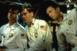 205.000 Meilen von der Erde entfernt k&auml;mpfen die Astronauten Fred Haise (Bill Paxton, l.), Jack Swigert (Kevin Bacon, M.) und Jim Lovell (Tom Hanks, r.) in einer funktionsunt&uuml;chtigen Raumkapsel verzweifelt um ihr Leben. Unterdessen nimmt die Bodenkontrollstation das Rennen gegen die Zeit auf, um die Astronauten zur&uuml;ck zur Erde zu bringen ...