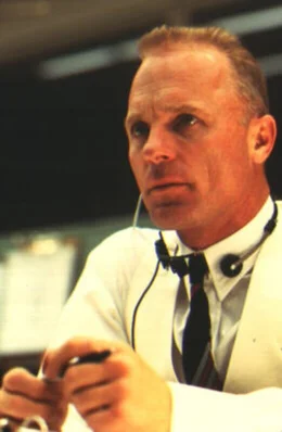 Die Mission "Apollo 13" nimmt eine katastrophale Wendung, als es zur Explosion eines Tanks kommt. Nur mit einer Vielzahl technischer Improvisationen k&ouml;nnte es den Astronauten und der von Gene Kranz (Ed Harris) geleiteten Flugkontrolle in Houston gelingen, die Rakete zu landen. Wird Kranz es schaffen, die Astronauten sicher auf die Erde zu bringen?