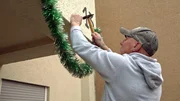 Elvis hilft Carmen und Dieter mit der Weihnachtsdeko am Haus