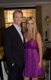 Barney (Neil Patrick Harris, l.) ist seiner Rächerin auf der Spur, die ihm in letzter Zeit häufig die Tour mit den Mädels verdorben hat - es ist Abby (Britney Spears, r.) ... Barney (Neil Patrick Harris, l.) ist seiner Rächerin auf der Spur, die ihm in letzter Zeit häufig die Tour mit den Mädels verdorben hat - es ist Abby (Britney Spears, r.) ...