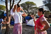 Auf Pferden und in geschm&uuml;ckten Kutschen machen sich die Pilger auf den Weg durch den Nationalpark Coto de Do&ntilde;ana zum Wallfahrtsort El Roc&iacute;o. Der Flamenco spielt bei diesem Pilgerfahrt eine gro&szlig;e Rolle. Die Frauen tragen aufw&auml;ndige Flamenco-Kost&uuml;me. &Uuml;berall wird gesungen, getanzt und gebetet.