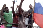Junge Demonstranten mit Russland-Fahne in der nigrischen Hauptstadt Niamey: Die Dokumentation legt offen, wie stark Putin den russischen Einfluss auf dem afrikanischen Kontinent ausweitet.
