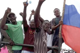 Junge Demonstranten mit Russland-Fahne in der nigrischen Hauptstadt Niamey: Die Dokumentation legt offen, wie stark Putin den russischen Einfluss auf dem afrikanischen Kontinent ausweitet.