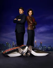 (1. Staffel) - Der Schriftsteller Richard Castle (Nathan Fillion, l.) darf so lange an der Seite der Polizeidetektivin Kate Beckett (Stana Katic, r.), wie er das f&uuml;r richtig h&auml;lt ...