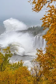 Was aussieht wie die schroffe K&uuml;ste eines Ozeans, ist tats&auml;chlich das Ufer eines Sees: Herbststurm am Oberen See in Nordamerika.