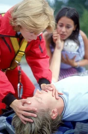Dr. Thaler (Roswitha Meyer) beatmet Peter Berger (Serge Falck). Bergers Frau Stella (Edita Malovcic) bangt verzweifelt um das Leben ihres Mannes. Dr. Thaler (Roswitha Meyer) beatmet Peter Berger (Serge Falck). Bergers Frau Stella (Edita Malovcic) bangt verzweifelt um das Leben ihres Mannes.