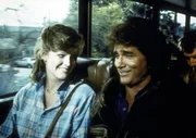 Jonathan (Michael Landon, r.) und sein Schützling Alice (Lorie Griffin, l.), die auf der Suche nach einer Unterkunft ist. Jonathan (Michael Landon, r.) und sein Schützling Alice (Lorie Griffin, l.), die auf der Suche nach einer Unterkunft ist.
