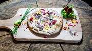 Vorspeise: "Urkornschubser" aus Emmermehl mit Schmand, Schinken und Mozzarella. Vorspeise: "Urkornschubser" aus Emmermehl mit Schmand, Schinken und Mozzarella.