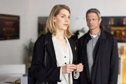 Benedikt (Jens Hajek) entschuldigt sich ehrlich bei Stella (Bettine Langehein) f&uuml;r das Leid, das er verursacht hat.