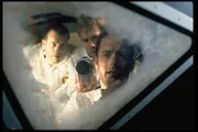 Der Mond war zu weit weg. Die M&auml;nner von Apollo 13, Fred Haise (Bill Paxton, l.), Jack Swigert (Kevin Bacon, M.) und Jim Lovell (Tom Hanks, r.), werfen vor dem Versuch, heil auf die Erde zur&uuml;ck zu kommen, einen letzten Blick auf das vergebliche Ziel ihrer Mission.