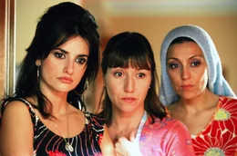 Die Schwestern Raimunda (Pen&eacute;lope Cruz, li.) und Sole (Lola Due&ntilde;as, Mi.) k&ouml;nnen, genau wie ihre Freundin Agustina (Blanca Portillo, re.), von der Sonnenseite des Lebens nur tr&auml;umen.