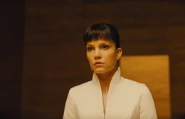 Luv (Sylvia Hoeks) ist die Assistentin von Niander Wallace.