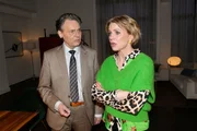 Yvonne (Gisa Zach) wei&szlig; nicht, ob sie Gerner (Wolfgang Bahro) vertrauen kann. Er behauptet, mit dem Mord an Zoe nichts zu tun zu haben.