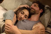Samira (Lara Chedraoui, li.) und Tom (Jeroen Van der Ven, re.) hatten schon mit mehreren Fehlgeburten zu kämpfen. Trotzdem wollen sie es weiterhin versuchen. Samira (Lara Chedraoui, li.) und Tom (Jeroen Van der Ven, re.) hatten schon mit mehreren Fehlgeburten zu kämpfen. Trotzdem wollen sie es weiterhin versuchen.