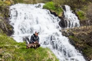 Das Bild zeigt Nicole Schmidhofer beim Wandern mit ihrem Hund. Das Bild zeigt Nicole Schmidhofer beim Wandern mit ihrem Hund.