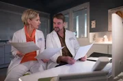 Dr. Marc Lindner (Christian Beermann) sieht sich die Krankenakte einer Patientin an. Dr. Kai Hoffmann hatte ihn um seine Expertise gebeten. Als Dr. Kathrin Globisch (Andrea Kathrin Loewig) einen Blick darauf wirft, wird klar, dass es die Akte von Kais verstorbener Frau Maria Weber ist. Dr. Marc Lindner (Christian Beermann) sieht sich die Krankenakte einer Patientin an. Dr. Kai Hoffmann hatte ihn um seine Expertise gebeten. Als Dr. Kathrin Globisch (Andrea Kathrin Loewig) einen Blick darauf wirft, wird klar, dass es die Akte von Kais verstorbener Frau Maria Weber ist.