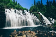 Wasserf&auml;lle im Fr&uuml;hling: Es beginnt die Zeit der &Uuml;berraschungen, der kleinen und gro&szlig;en Wunder.