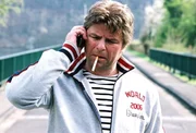Jupp (Uwe Fellensiek) ist auf der Suche nach Charlotte - er fürchtet, dass sie sich von der Brücke stürzt ... Jupp (Uwe Fellensiek) ist auf der Suche nach Charlotte - er fürchtet, dass sie sich von der Brücke stürzt ...