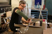Verena Schatz beim Formen der Trinkkaraffe