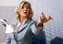 Kathi (Jutta Speidel) nimmt den Kampf gegen die fiesen Machenschaften der Gesch&auml;ftemacher auf.
