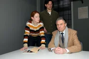 Gerner (Wolfgang Bahro, r.) mauert bei der Vernehmung durch Toni (Olivia Marei) und Holger (Timo Hastenpflug).