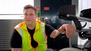 Lars Weigand arbeitet in der Fahrradwerkstatt des Frankfurter Flughafens.