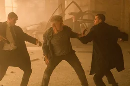 Rick Deckard (Harrison Ford, M.) im Kampf.