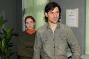 Toni (Olivia Marei) und Holger (Timo Hastenpflug) hegen einen Verdacht, wer der Hauptverd&auml;chtige im Mordfall Zoe ist.