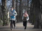Bruno (Ferdinand D&ouml;lz, li.) und Ronja (Miriam Katzer, re.) treiben gemeinsam Sport.