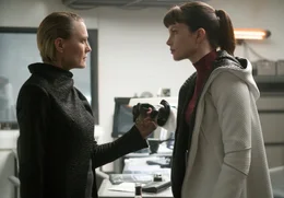 Lieutenant Joshi (Robin Wright, l.) und Luv (Sylvia Hoeks)